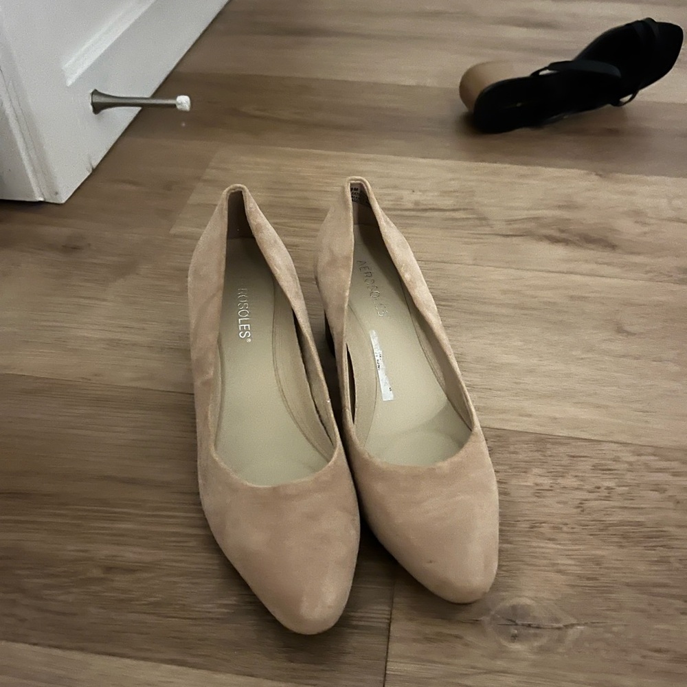 AEROSOLES Women's Tan Suede Flats